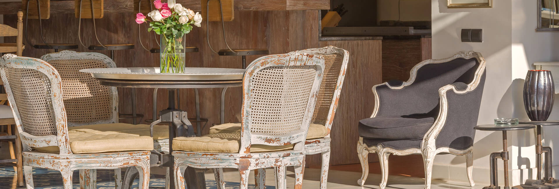 Sayang d'Amour - Bar dining table