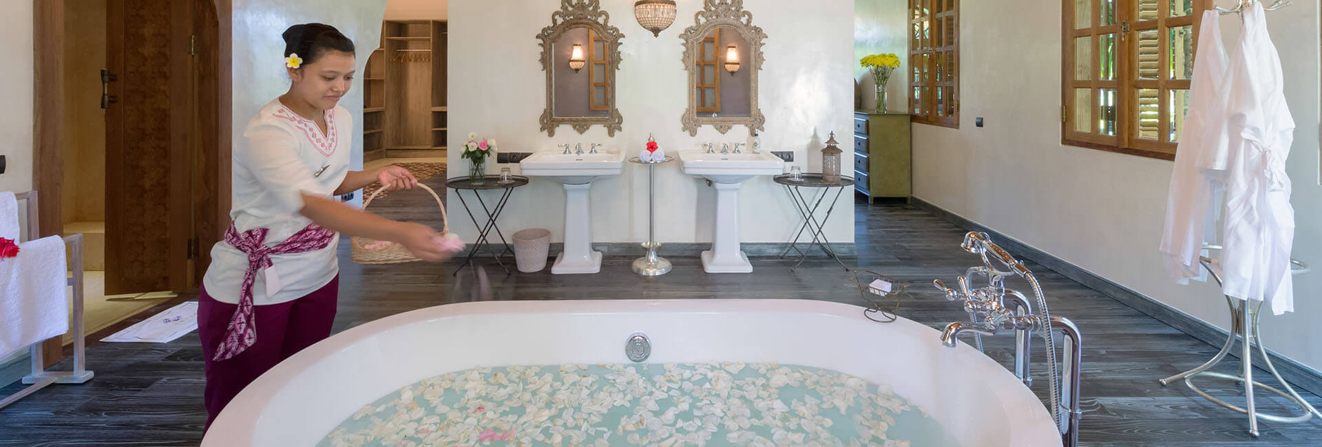 Sayang d'Amour - French kiss bathroom